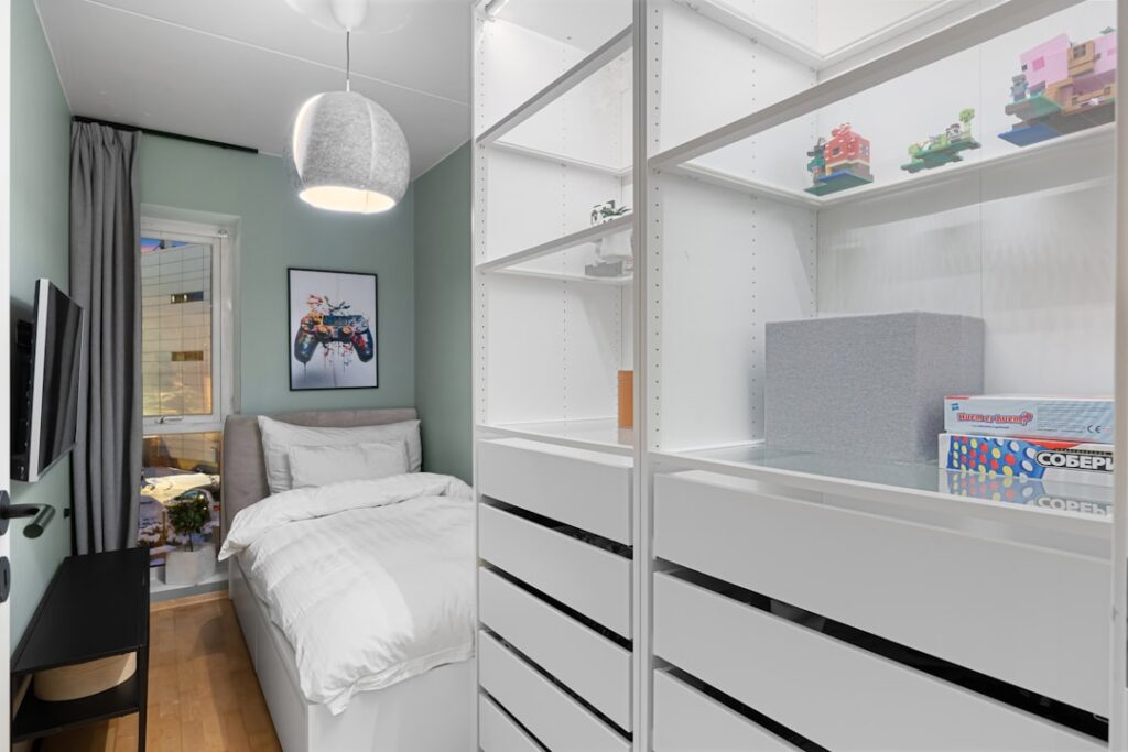 bedroom storage for small rooms